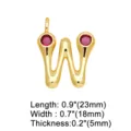 Gedetailleerd overzicht van de vergulde letter W hanger met sprankelende rode zirkoniastenen. - Letter W
