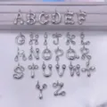 Nahaufnahme von silberfarbenen Metallbuchstaben-Anhängern besetzt mit funkelnden Zirkoniasteinen. - Buchstabe C / Silber