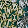 Nahaufnahme von Strass Buchstaben Anhängern, funkelnde Zirkonia Initialen für DIY Schmuck. - Buchstabe A / Weißgold (Hohl)
