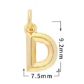 Primer plano detallado del colgante de letra D de cobre chapado en oro 18k con superficie lisa. - Letra D