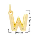 Detalle de colgante de letra W chapado en oro, con altura de 9,5 mm y ancho de 10 mm. - Letra W