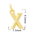 Primer plano del colgante con letra X bañado en oro, ideal para hacer manualidades y joyas DIY. - Letra X