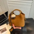 Καφέ τσάντα tote για γυναίκες, κομψή τσάντα χιαστί και ώμου με κομψό κρεμαστό και υφή. - Με Κρεμαστό / Σκούρο Καφέ