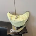 Borsa a tracolla a mezzaluna verde chiaro con stelle, borsa casual versatile per l'uso quotidiano. - Verde