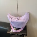 Borsa a tracolla a mezzaluna viola chiaro alla moda da donna con stampa stelle e zip intrecciate. - Viola