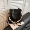 Schwarze gewebte Beuteltasche mit Kette und Seidenschal, elegante modische Retro Umhängetasche. - Ohne Anhänger / Schwarz