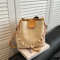Modische gewebte Beuteltasche mit Kette und elegantem Seidenschal im Retro-Stil. - Ohne Anhänger / Gebrochenes Weiß