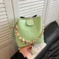 Grüne geflochtene Beuteltasche für Damen, Retro Umhängetasche mit Kette für den täglichen Weg. - Ohne Anhänger / Grün