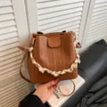 Braune gewebte Beuteltasche, Retro Umhängetasche mit Kettenhenkel für Damen. - Ohne Anhänger / Braun
