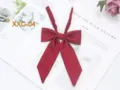 Gros plan détail d'un nœud papillon en twill rouge foncé, idéal pour uniformes JK et looks. - Bordeaux