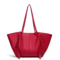 Detalle de bolso tote de cuero rojo con textura fina, diseño alado y correa larga. - 51*18*31 / Rojo Real