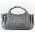 Vista detallada del bolso de hombro tipo baguette retro de ante gris con detalles dorados. - Gris Cálido Esmerilado