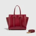 Detalle de bolso de mano rojo vino, elegante bolso estructurado con asas y correa. - 22cm*12cm*19cm / Burdeos