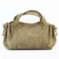 Vista detallada del bolso retro plisado con cordón y elegantes hebillas metálicas. - Té de Pino Esmerilado