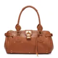 Dettaglio borsa Boston marrone in pelle con lucchetto dorato, rivetti e manici doppi classici. - Marrone