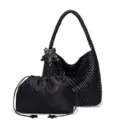 Primer plano del bolso de hombro tejido negro con asa trenzada y colgante de estrella chic. - 37x11.5x27cm / Negro