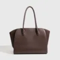 Bolso shopper marrón minimalista con gran capacidad y asas dobles para uso diario. - S / Café