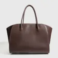 Bruine minimalistische lederen tote bag, grote stijlvolle schoudertas voor werk en dagelijks gebruik. - L / koffiekleur