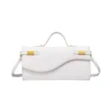 Sac bandoulière mini poignée supérieure en cuir texturé blanc avec rabat ondulé élégant. - Blanc