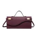 Sac à main bordeaux en cuir texturé avec poignée et accessoires dorés tendance mode. - Bordeaux