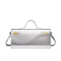 Bolso de mano mini metálico plateado con asa, correa para el hombro y diseño de solapa. - Plateado