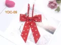 Dettaglio papillon pois bianchi rossi, accessorio colletto uniforme JK primo piano. - Rosso