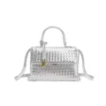 Elegante bolso de mano de cuero trenzado plateado con asa y detalle de nudo, ideal diario. - Plateado
