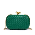 Grünes geflochtenes Leder-Clutch-Taschendetail mit einzigartigem Metall-Knotenverschluss Kette. - Dunkelgrün