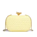 Gelbe gewebte Box-Clutch Tasche Detail mit goldenem Metall-Knotenverschluss Kette. - Gelb