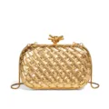 Bolso de mano metálico tejido en oro con cierre de nudo superior y elegante correa de cadena. - 21x6x13cm / Dorado Brillante