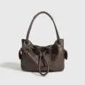 Bolso de hombro de cuero marrón oscuro con cordón y dije de estrella para mujer shopper minimalista - S / Café