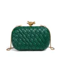 Dunkelgrüne geflochtene Leder Clutch Tasche mit goldenem Knotenverschluss und Kette. - 21x6x13cm / Dunkelgrün