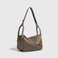 Elegante bolso de hombro de cuero taupe con solapa asimétrica y correa de nudo chic. - 88123# Gris elefante