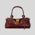 Borsa a mano Boston in pelle bordeaux con lucchetto vintage e dettagli di borchie. - Borgogna