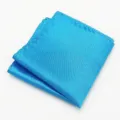 Close-up van de helderblauwe zijdestructuur pochet, fijne stikseldetails aan de rand. - Hemelsblauw