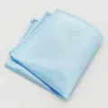 Close-up detail van een lichtblauwe glanzende pochette voor herenpak elegante stof - Lichtblauw