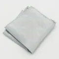 Zilveren glanzende pochet detailopname, elegante stoftextuur voor heren kostuum accessoire. - Lichtgrijs