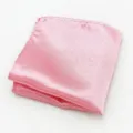 Roze satijnen pochet detail, gladde stofstructuur en netjes gevouwen rand voor herenpak. - Roze