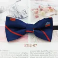 Vue détaillée du nœud papillon pour enfants classique à rayures bleues et rouges brodé. - Bleu Rouge Sergé