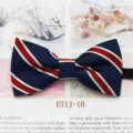 Gros plan détail du nœud papillon pour enfants rayé bleu et rouge de style classique. - Bleu Rouge Blanc Sergé