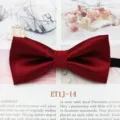 Gros plan détaillé du nœud papillon rouge en satin pour enfants montrant le tissu double. - Satin Rouge