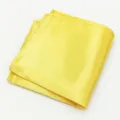 Detailopname van glad gele polyester stof netjes opgevouwen voor pak pochet detail. - Geel