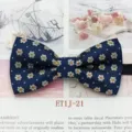 Vue detaillee d un noeud papillon pour enfant bleu marine avec de jolies marguerites. - Bleu Foncé Petite Fleur Pois