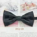 Vue détaillée d'un nœud papillon noir à double pli avec élastique pour enfants. - Plissé Noir