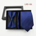 Conjunto de corbata pajarita pañuelo a rayas azul oscuro para hombre en caja de regalo. - LHS-06