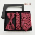 Detalle de cerca del set de regalo de corbata, pajarita y pañuelo con estampado paisley. - LHS-11
