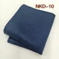Vue détaillée de la pochette de costume bleu foncé texturée avec motif à rayures. - NKD-10