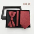 Vista detallada del elegante conjunto de corbata, pajarita y pañuelo rojo con motivos. - LHS-20