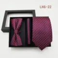 Conjunto de corbata pajarita y pañuelo de bolsillo patrón geométrico morado rojo. - LHS-22