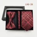 Vista detallada de conjunto de corbata pajarita y panuelo a cuadros rojos y negros - LHS-28